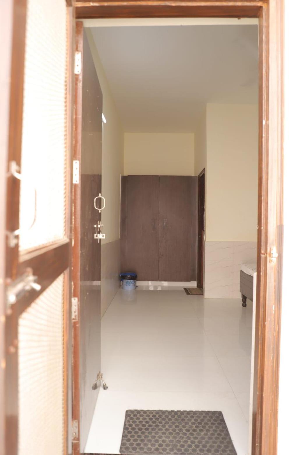 Radha Madhav Ashram Vrindavan Exterior photo
